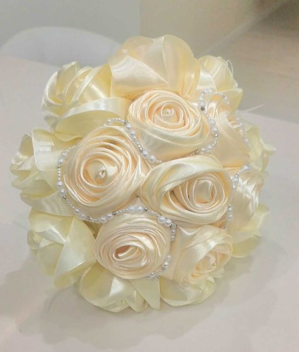 Уникални букети от сатенени рози за вашия специален повод