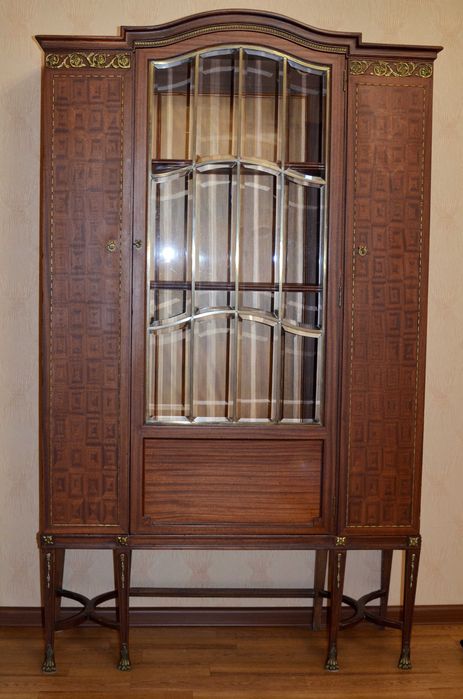 Антикварный шкаф-витрина натурального дерева Аntiqa vitrina-javon