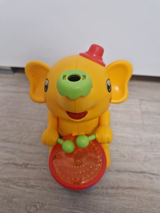 Elefantul toboșar interactiv