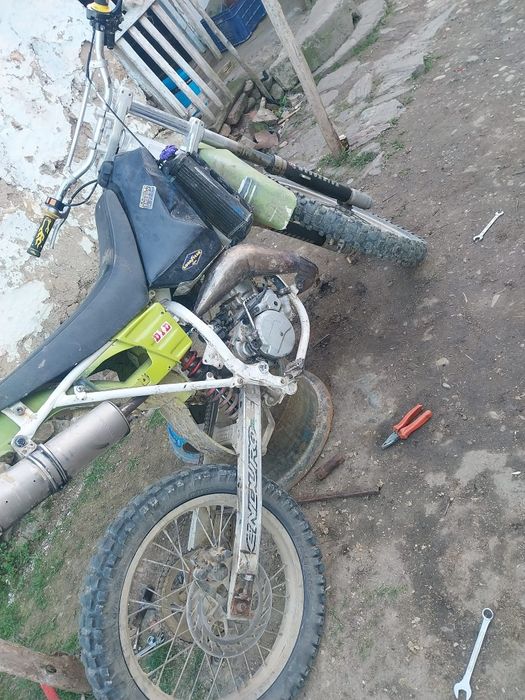 Vând  cross detalii în privat