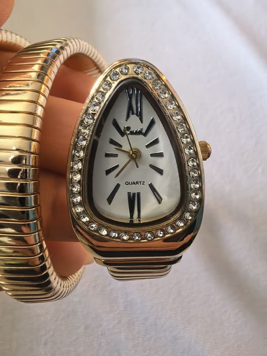 Часовник гривна златна с камъни