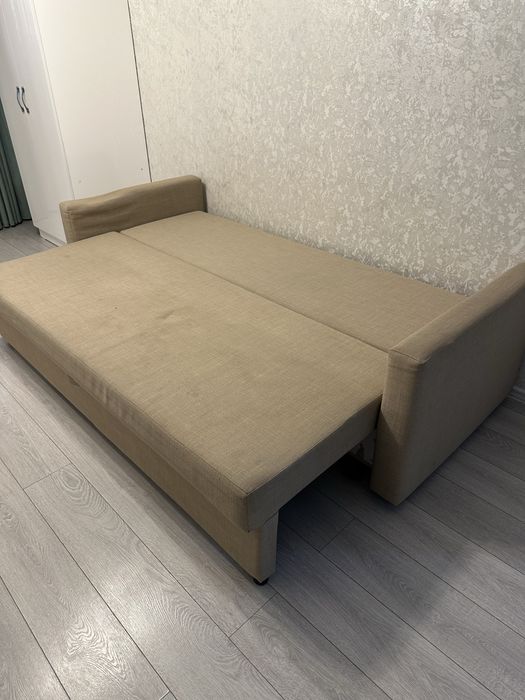 Продается диван бежевый