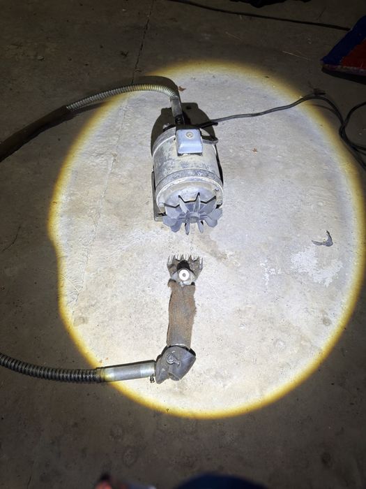 Машинка малдың жүнін қырқатын.