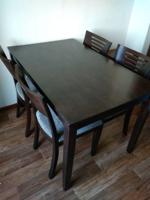 Стол и четыре мягких стула.