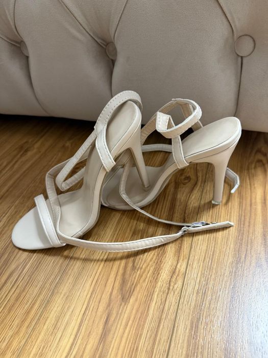 Sandale albe .   .