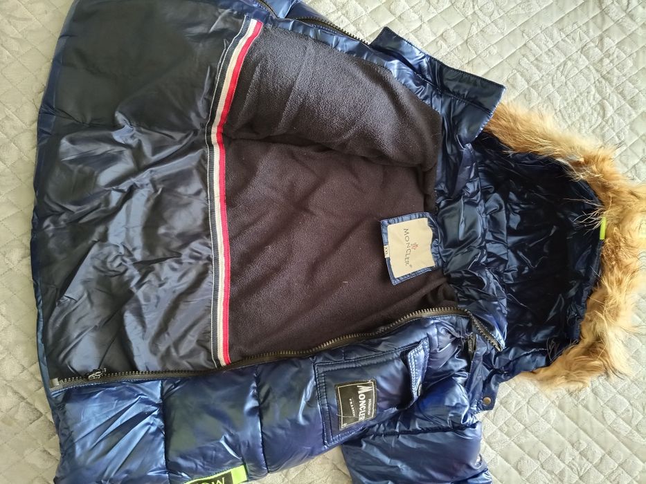 Продам зимние комбинезоны для девочки