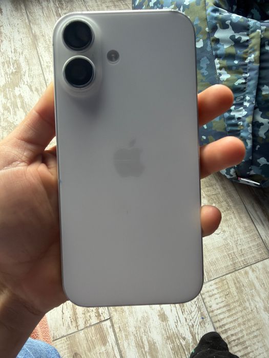 Vând iPhone 16..