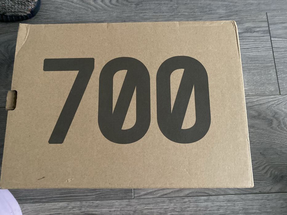 Adidasi Yeezy 700