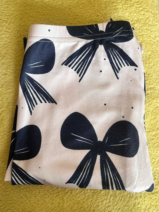 Продавам бял детски клин със сини панделки, ръст 152см. за 12годишни. Не прозира, като чисто нов и без забележки