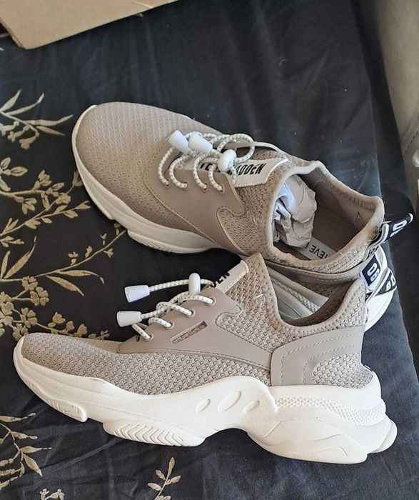 Продавам обувки на Stiven  Maden