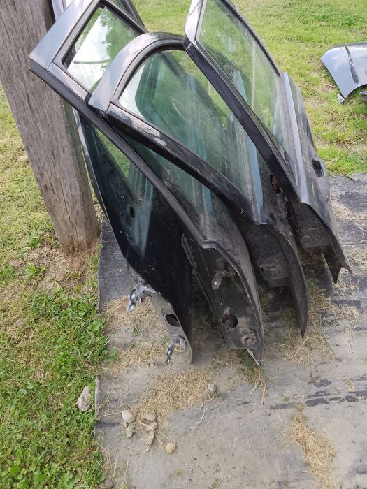 Vând capota ,uși și portbagaj Ford focus