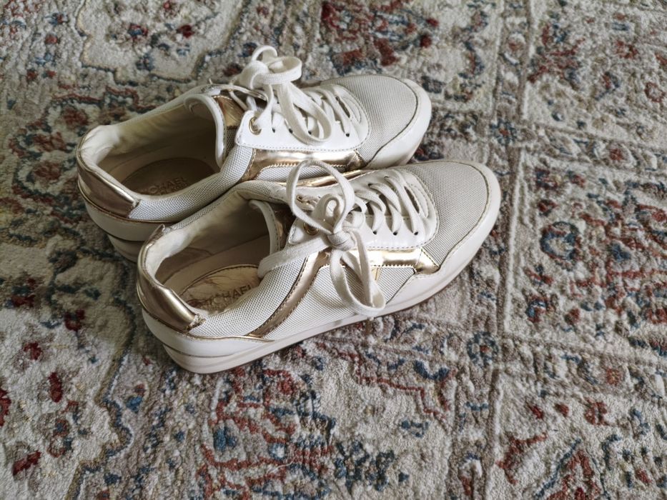 Продаю кроссовки michael kors