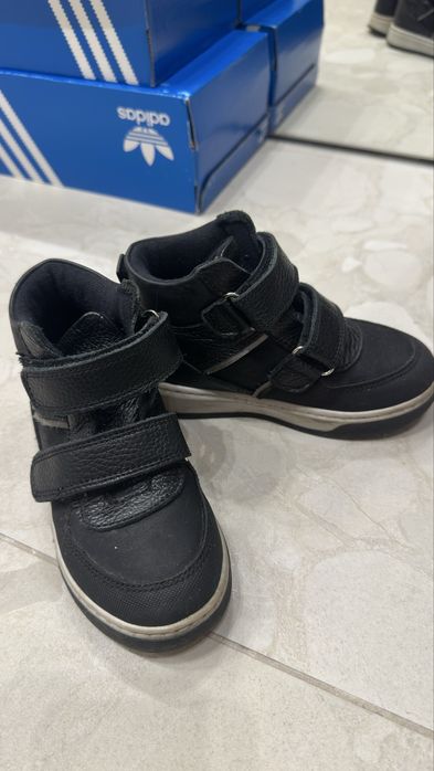 Продам ботинки на мальчика 26 размер