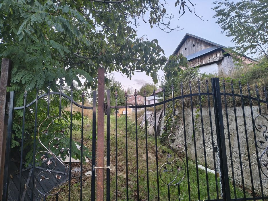 Vând casă bătrânească Leontinesti  jud Bacău locuibila și teren de 5000 m , cu livada și vie