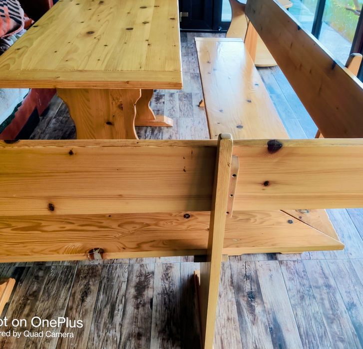 Colț de lemn și masă