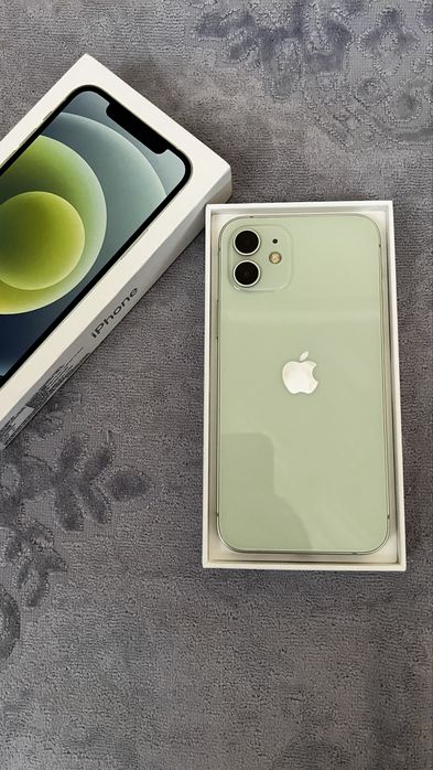 IPhone 12 с документами