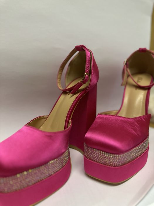 Красиви ярко розови високи обувки с камъни