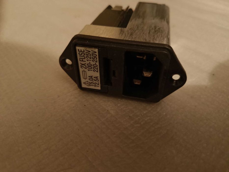 Продам модуль ввода питания с предохранителем.