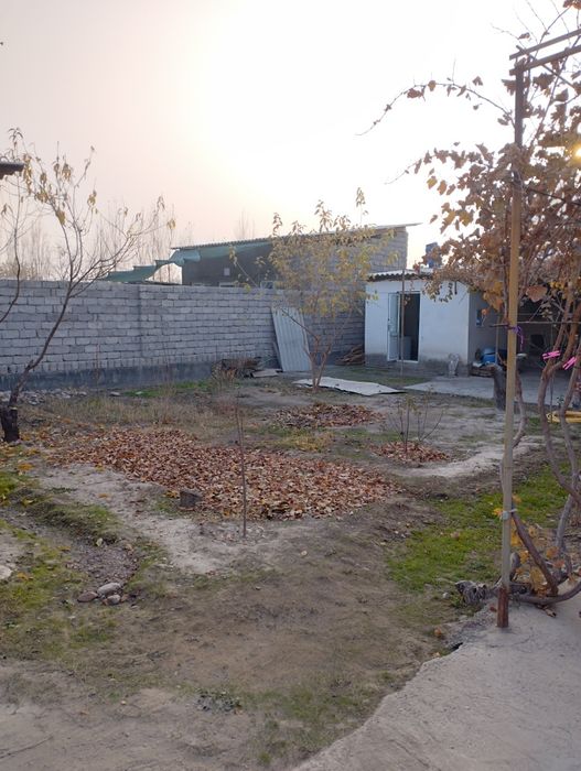 Hovli joy sotiladi. Srochno. 6+ sotix, 5 xona