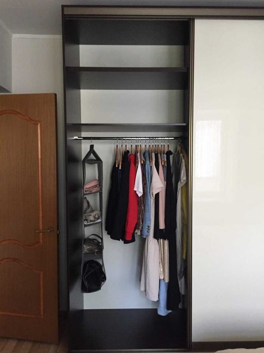 Просторный шкаф для одежды