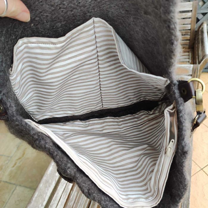 Стилна вълнена чанта с кожена дръжка, ръчно изработена