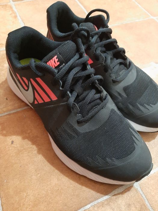 Adidasi Nike  negri cu roz