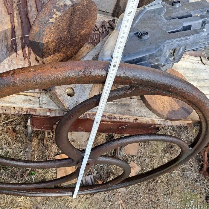 Roată veche din fontă