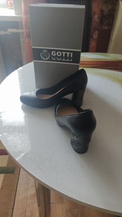 Продам кожаные туфли