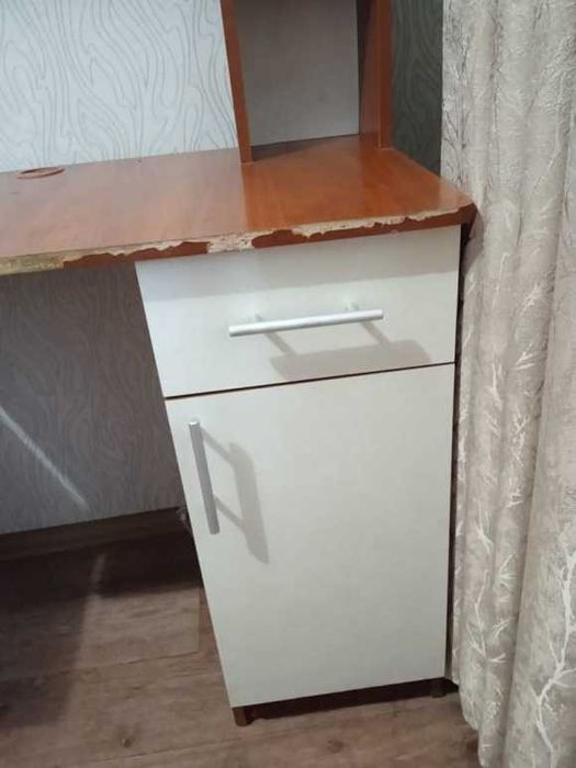 Продам очень удобный  компьтерный столик