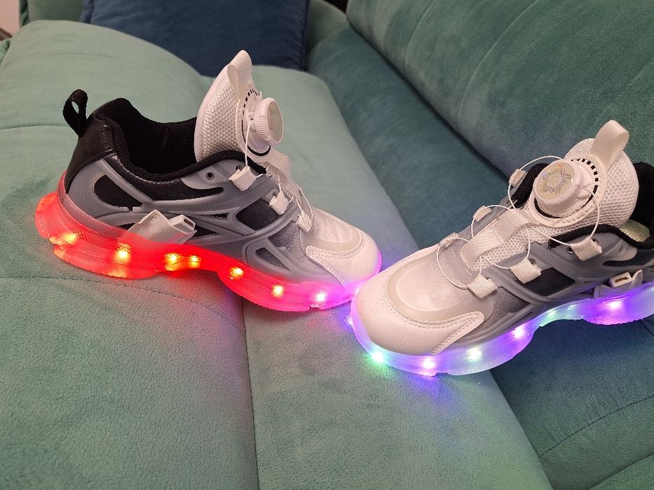 Adidași sport cu leduri