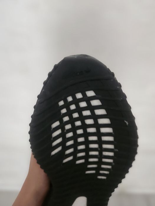 Vand yeezy 350 negri