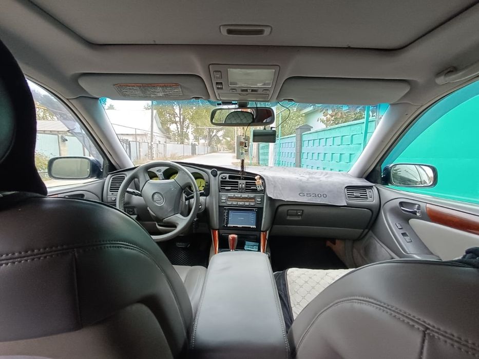 Машина Lexus JS300