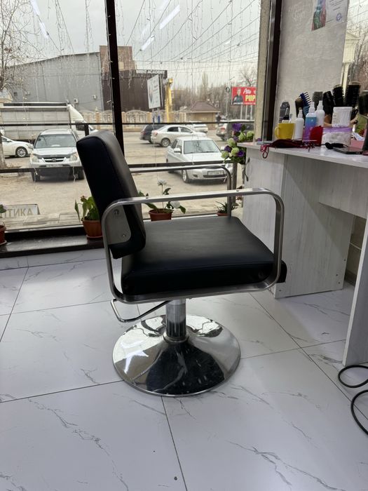 Срочно продаем парикмахерские кресла!