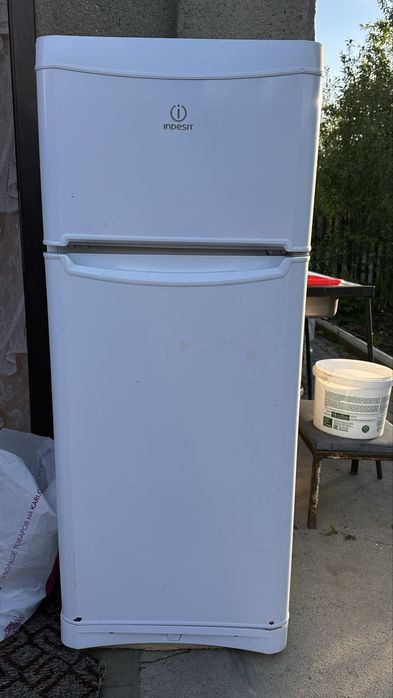 Холодильник Indesit