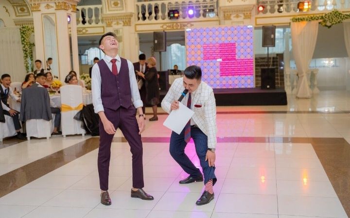 Ведущий Тамада с музыкантом