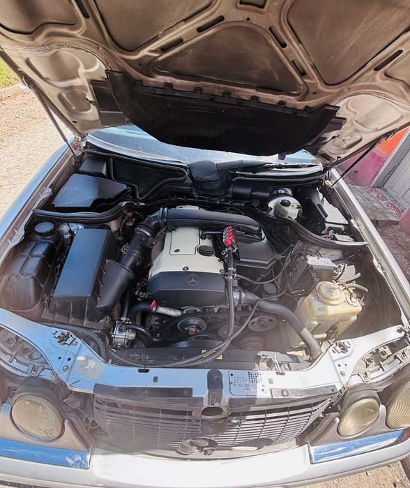 Продавам Mercedes E200