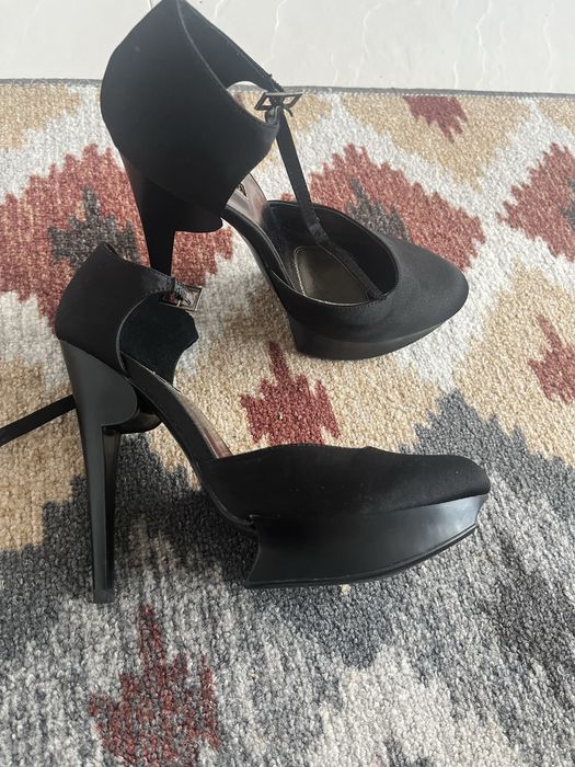 Туфли на высоком каблуке.