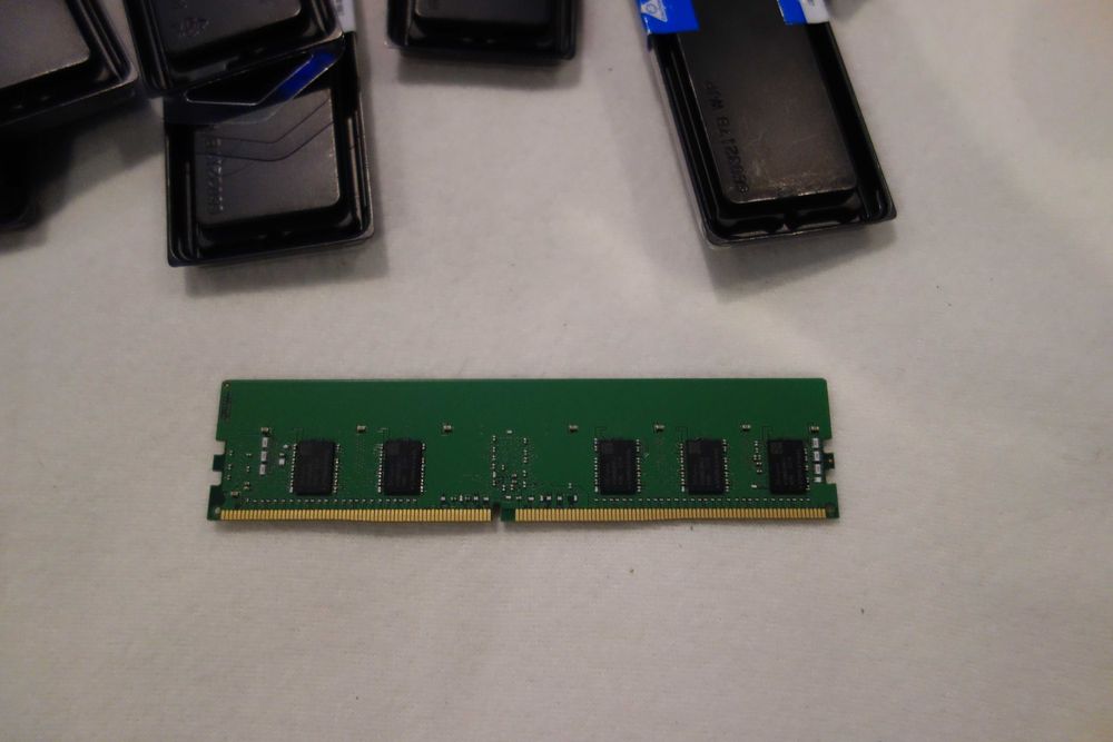 Продавам памет RAM Memory 8GB PC4-3200AA HMA81GR7CJR8N-XN ECC