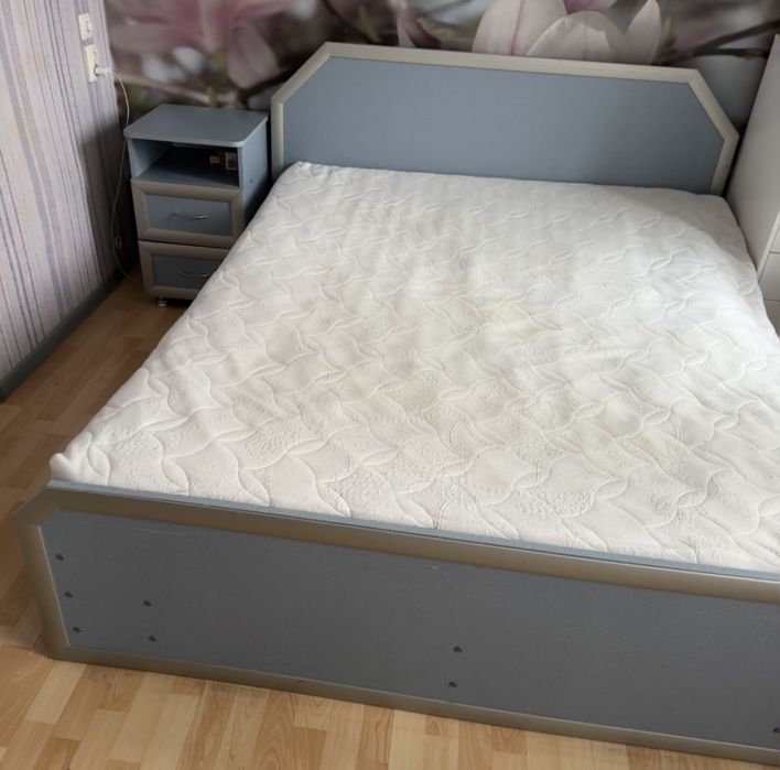 Продам кровать 1,50*2,00 + 2 тумбочки.