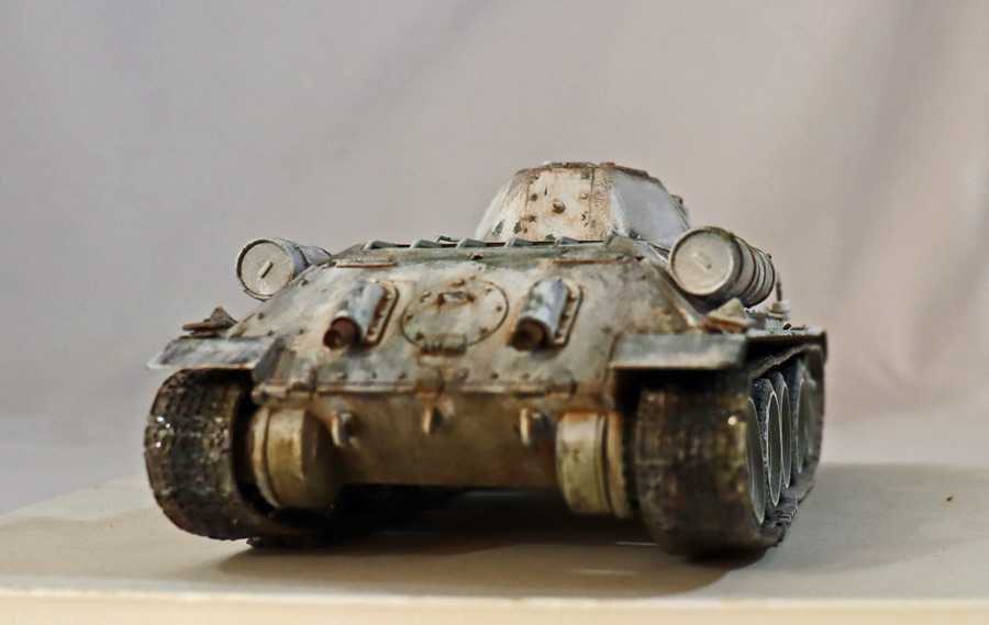 Модели танков  Т- 34/76 и Леопард 2А4 в 1\35