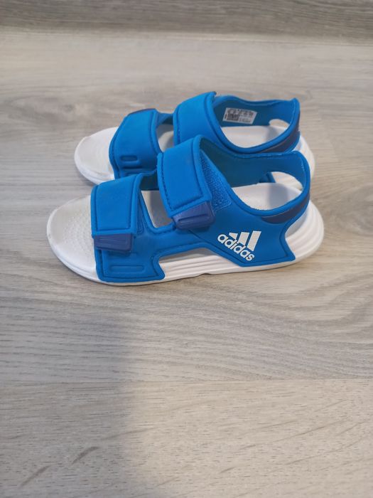 Vând sandale adidas