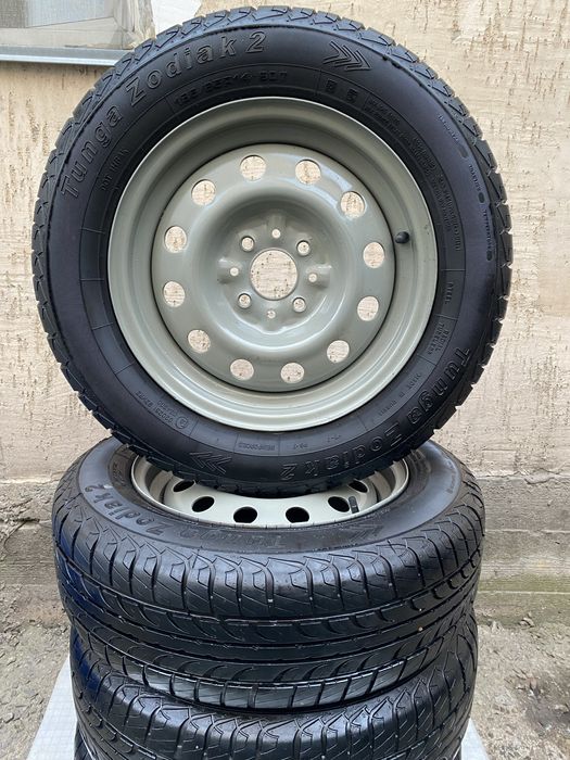 Продам диски штампы на отличной летней резине 185 65 R14 ваз лада