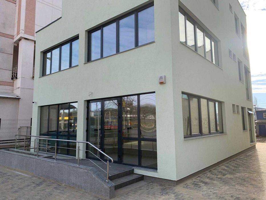 Bd. Pacurari, 85 mp spatiu comercial/birou clasa A, locuri de parcare,