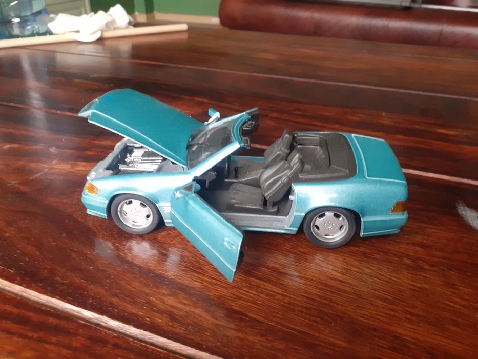 Модел 1/24 Mercedes Benz 500SL