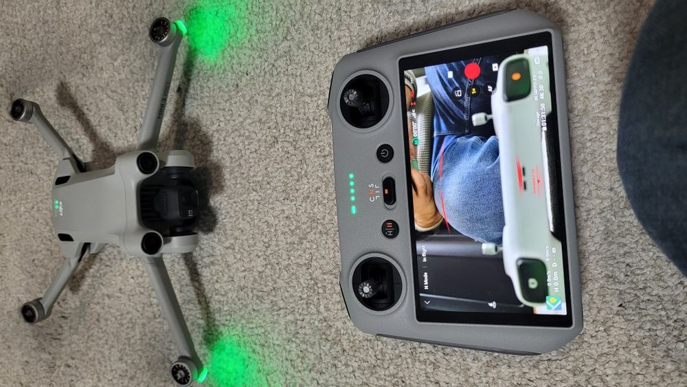 Drona DJI Mini 3 PRO cu telecomanda cu ecran in cutie