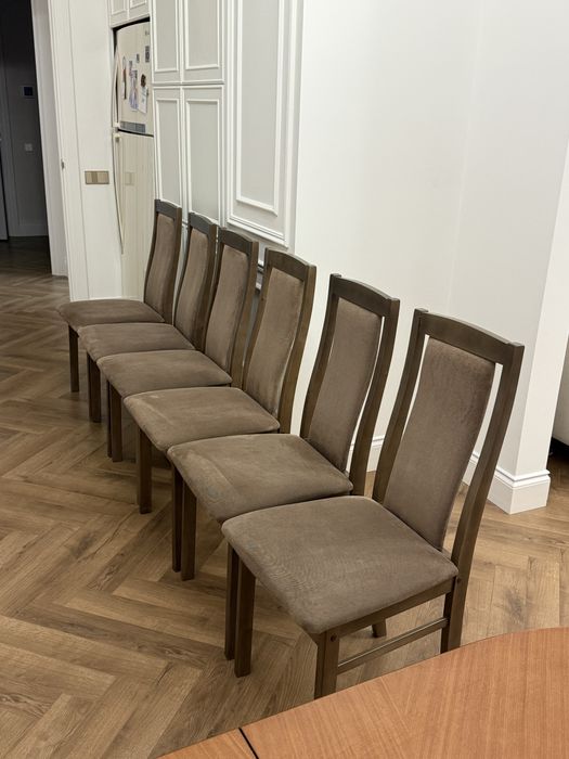 Стол и стулья в хорошем состоянии