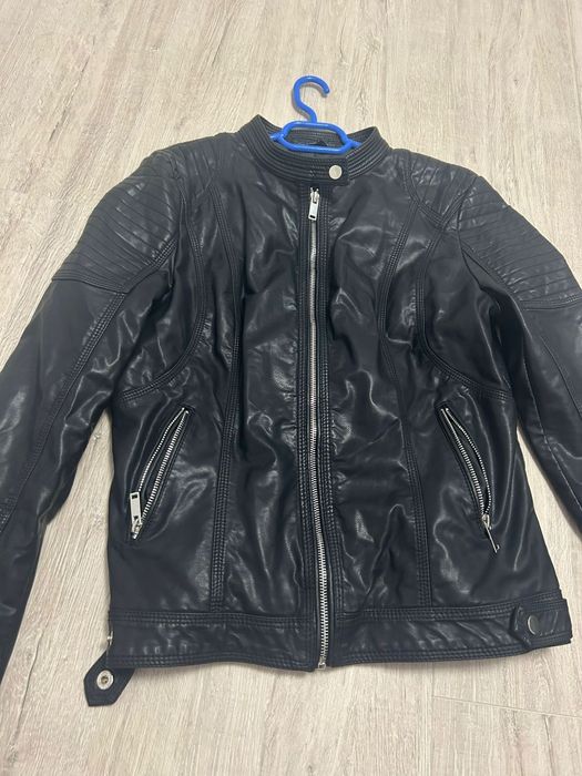 Jacheta neagra din imitație de piele