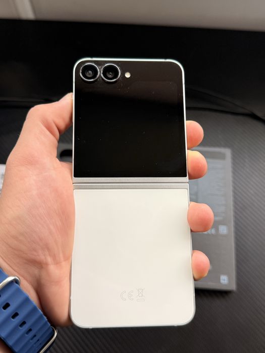 Samsung Galaxy Z Flip6 (128GB / 8GB) – Като Нов, Пълен Комплект + Зарядно+Калъф!