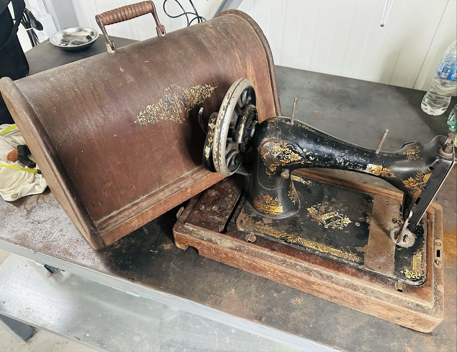Антична шевна машина Singer модел 28K