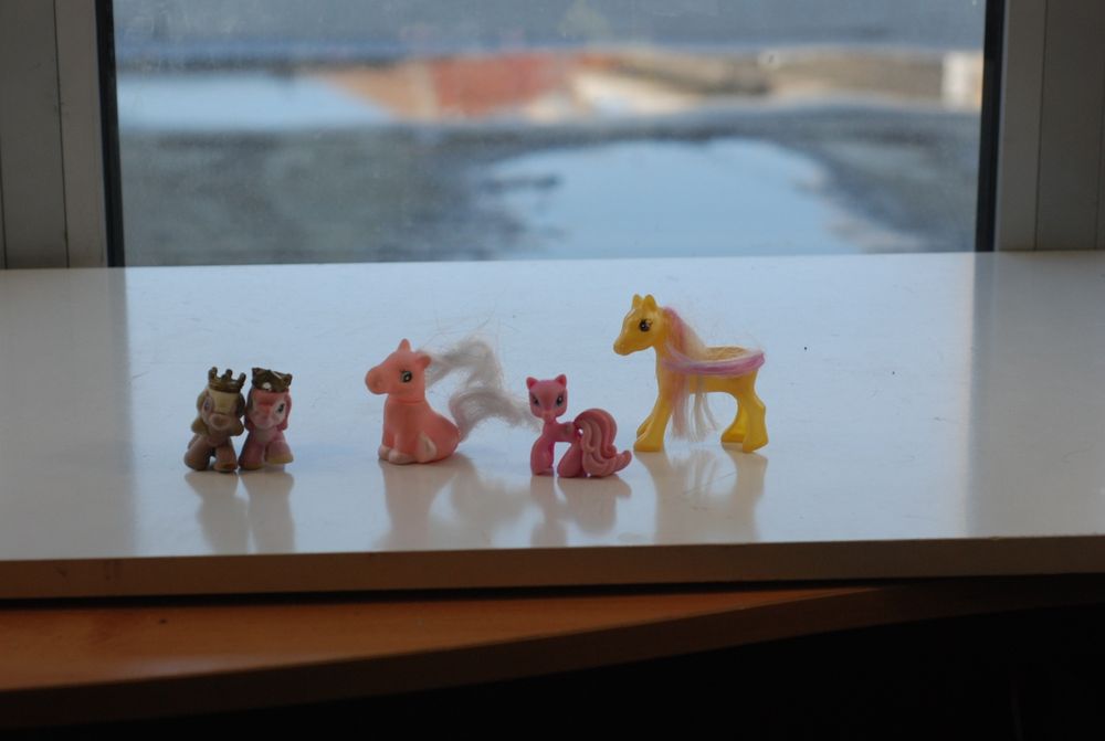 Замък с оригинални  понита pony ville от 2005,2006 и други